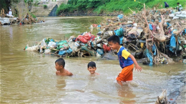 Anak-Anak di Sungai Deli, berenang dipinggiran Sungai Deli yang penuh sampah. (Foto: Rahmat Utomo/kumparan)