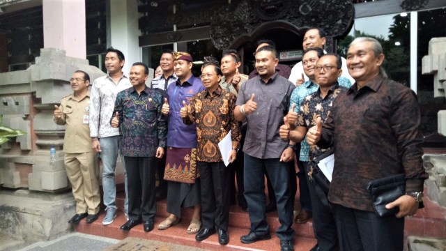 Gubernur Bali, I Wayan Koster diapit Ketua Umum Baladika Bali, I Bagus Alit Sucipta (kiri) dan Ketua Umum Laskar Bali, AA Ketut Suma Wedanta atau Gung Ali (kanan). (Foto: Denita Br Matondang/kumparan)