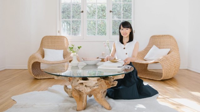 Marie Kondo dengan metode gaya hidup terorganisir KonMari. Foto: Dok. KonMari