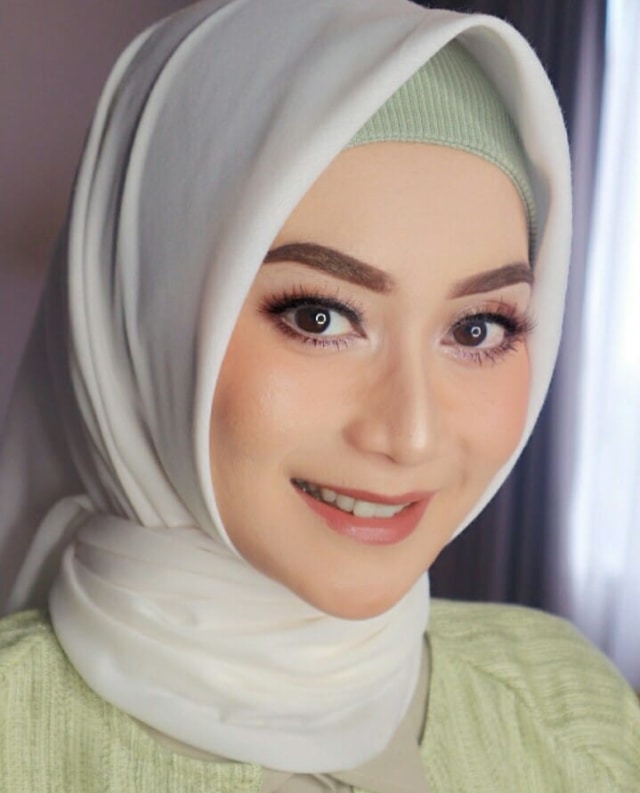 7 Potret Memesona Ayu Pratiwi yang Kini Berhijab (1)