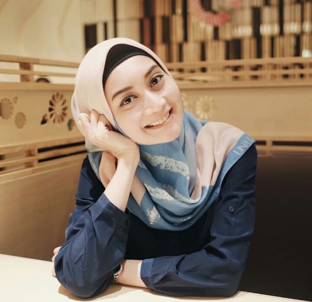 7 Potret Memesona Ayu Pratiwi yang Kini Berhijab (2)