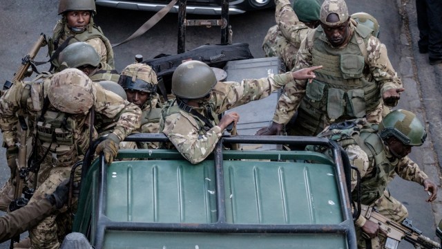 Sejumlah pasukan khusu Kenya tiba  di lokasi ledakan dan seranga teroris di Nairobi, Kenya, (15/1/19). (Foto: AFP/Yasuyoshi CHIBA)