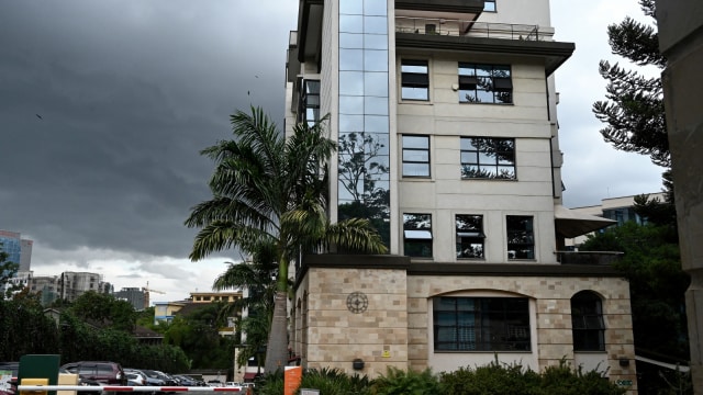 Komplelk hotel dan perkantoran tempat terjadinya serangan teroris dan ledakan di Nairobi, kenya, (15/1/19). (Foto: AFP/SIMON MAINA)