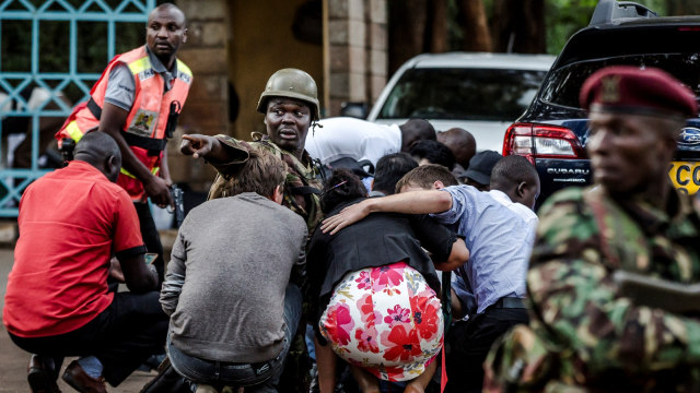 Pasukan khusus keamanan Kenya melindungi warga di  komplek hotel di Westlands Nairobi (15/1/19). (Foto: AFP/Luis TATO )