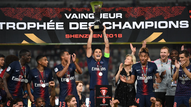 Thiago Silva mengangkat trofi juara Trophee des Champions 2018. (Foto: AFP/Anne-Christine Poujoulat)