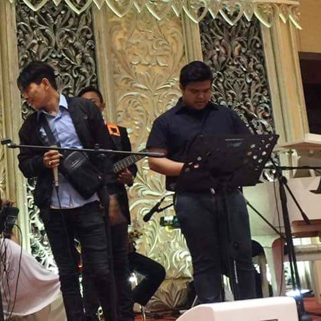 Januarisman Runtuwene atau Aris 'Idol' dengan band Nirwana. (Foto: Instagram/@aris_officiall)
