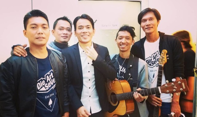 Januarisman Runtuwene atau Aris 'Idol' dengan band Nirwana. (Foto: Instagram/@aris_officiall)