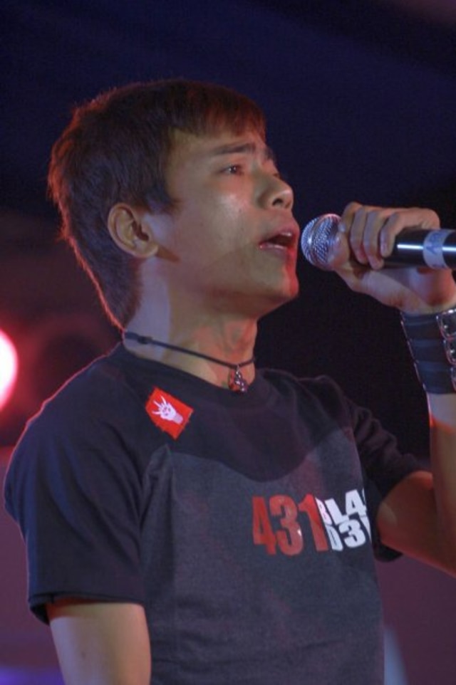 Januarisman Runtuwene atau Aris 'Idol' saat beraksi di atas panggung. (Foto: Facebook/@Damang Cahyono)