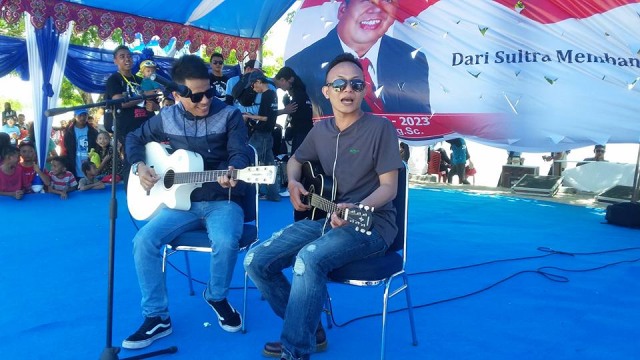 Januarisman Runtuwene atau Aris 'Idol' saat beraksi di atas panggung. (Foto: Facebook/@Mega Silvia Part II)