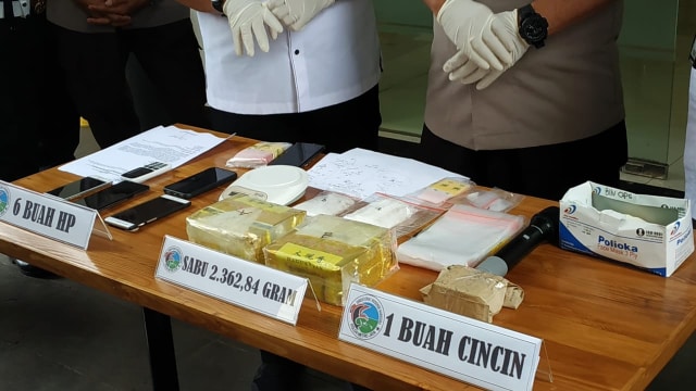 Sejumlah barang bukti yang berhasil diamankan berupa enam buah hp, dua kilo sabu, dan satu buah cincin. (Foto: Maulana Ramadhan/kumparan)