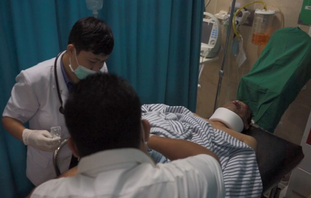 Hujan Deras di Klungkung, Pohon Tumbang Timpa Pengendara Sepeda Motor (1)