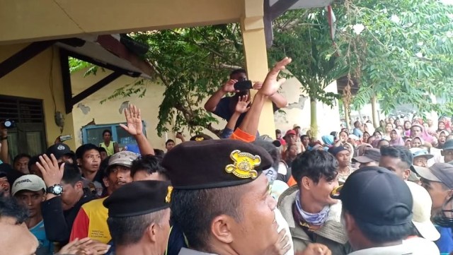 Video: Demo di Balai Desa Sigentong Brebes Berakhir Ricuh
