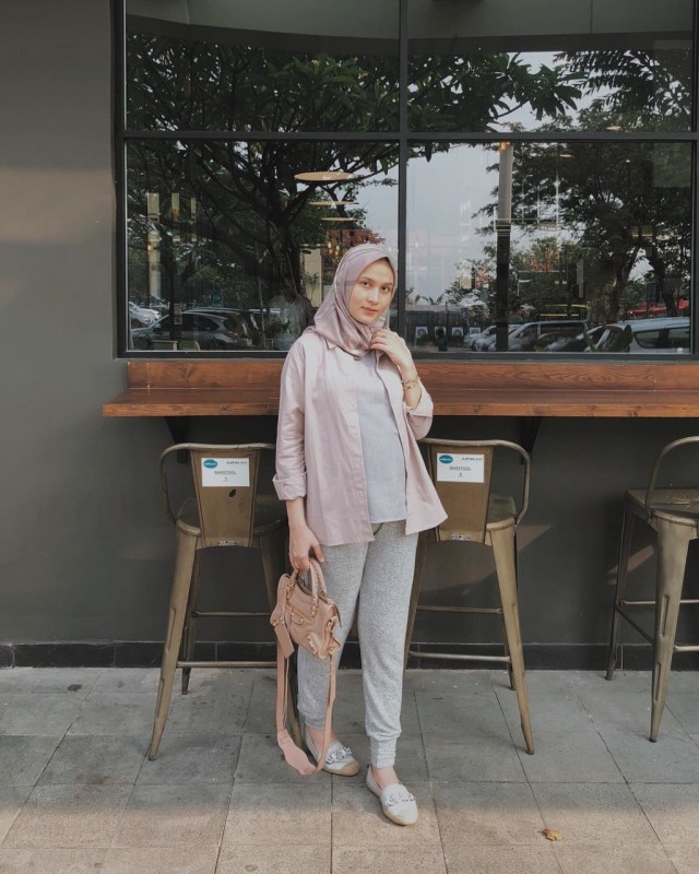 7 Style Hijab yang Kelihatan Stylish dan Nyaman Dipakai Saat Hamil ala Dwi Handayani (2)