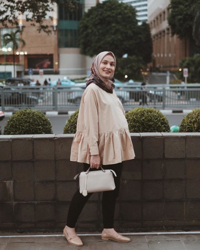 7 Style Hijab yang Kelihatan Stylish dan Nyaman Dipakai Saat Hamil ala Dwi Handayani (5)