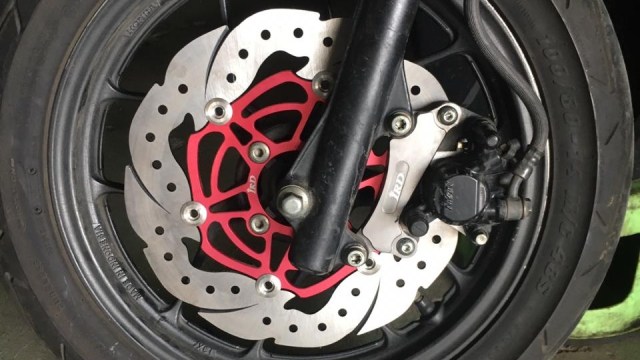 Ban depan Honda Vario 125 pakai piringan cakram racing (Foto: Aditya Pratama Niagara/kumparanOTO)