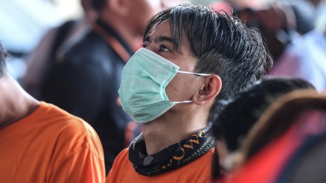 Penyanyi Januarisman Runtuwene dihadirkan saat rilis kasus penyalahgunaan narkoba di Mapolres Pelabuhan Tanjung Priok, Jakarta, Rabu (16/1/2019).  (Foto: ANTARA FOTO/Hafidz Mubarak A)