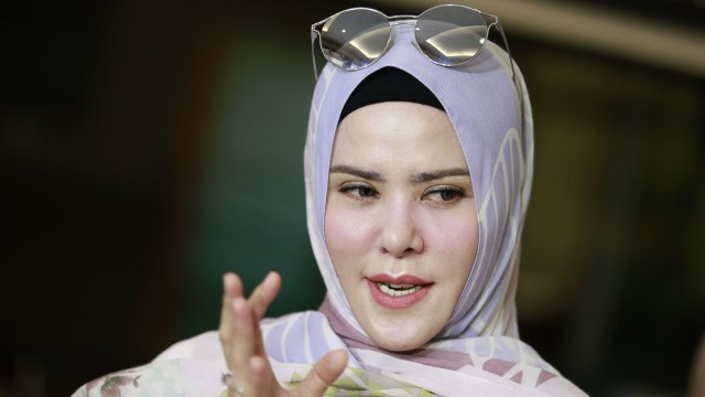 Artis Angel Lelga saat ditemui wartawan seusai melaporkan Vicky Prasetyo di Polres Jakarta Selatan, Rabu (16/1). 
 (Foto: Ronny/kumparan )