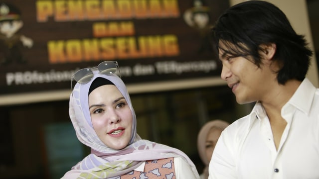 Artis Angel Lelga (kiri) saat ditemui wartawan seusai melaporkan Vicky Prasetyo di Polres Jakarta Selatan, Rabu (16/1). Foto: Ronny/kumparan