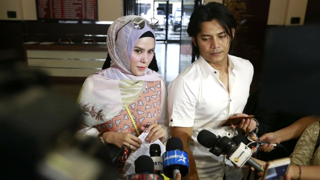 Artis Angel Lelga (kiri) saat ditemui wartawan seusai melaporkan Vicky Prasetyo di Polres Jakarta Selatan, Rabu (16/1). 
 (Foto: Ronny/kumparan )