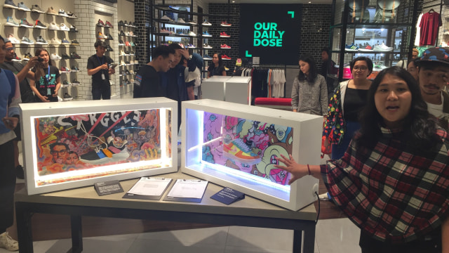 Lelang sneaker kolaborasi 'In Art We Trust' untuk korban bencana. (Foto: kumparan/Agaton Kenshanahan)