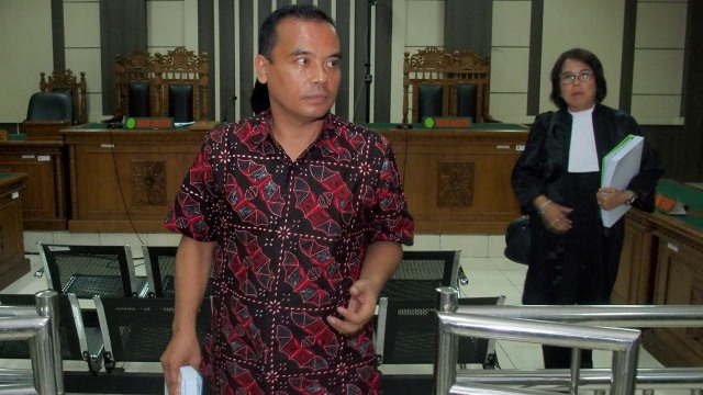 Terdakwa kasus dugaan suap dan gratifikasi Bupati Nonaktif Purbalingga Tasdi (kiri) berjalan meninggalkan ruang sidang usai sidang dengan agenda pembacaan tuntutan, di Pengadilan Tipikor Semarang. (Foto: ANTARA/R. Rekotomo)