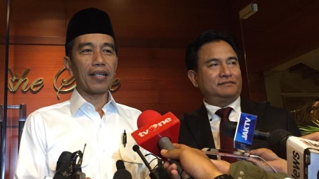 Jokowi dan Yusril Ihza Mahendra setelah simulasi debat pertama. (Foto: Ricky Febrian/kumparan)