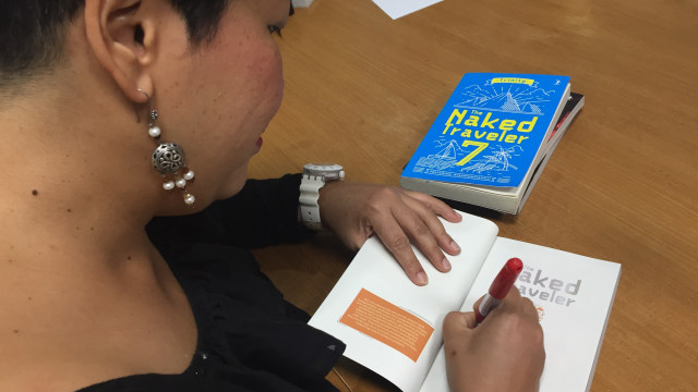 Trinity fan signing dalam acara Launching The Naked Traveler 8: Farewell . (Foto: Helinsa Rasputri/kumparan)