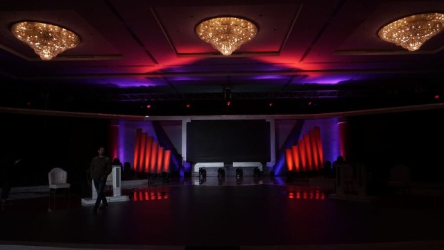 Suasana persiapan di lokasi Debat Pilpres 2019 di Hotel Bidakara, Jakarta Selatan. (Foto: Jamal Ramadhan/kumparan)