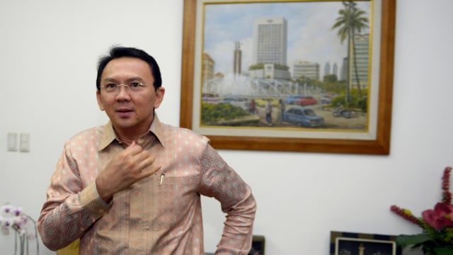 Gubernur Jakarta Basuki Tjahaja Purnama saat di kantornya di Jakarta (14/8/2014). (Foto: AFP/ADEK BERRY)
