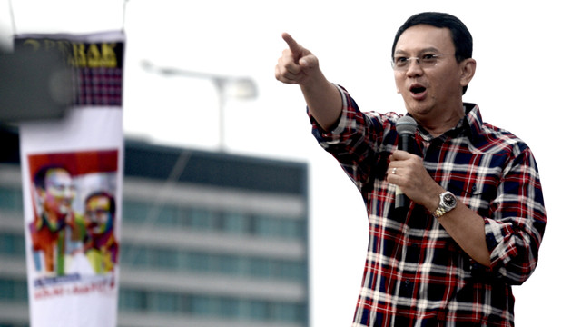 Basuki Tjahaja Purnama memberi isyarat kepada para pendukungnya saat kampanye sebelum pemilihan gubernur di Jakarta (11/2/2017). (Foto: AFP/GOH CHAI HIN)