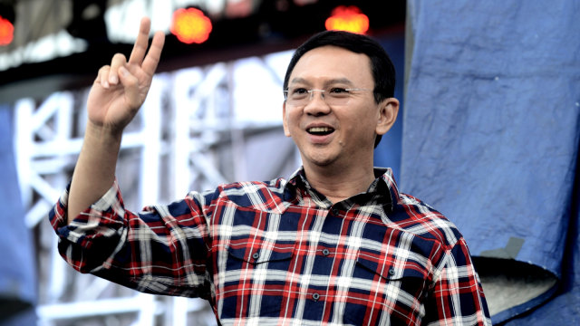 Basuki Tjahaja Purnama memberi isyarat kepada para pendukungnya saat kampanye sebelum pemilihan gubernur di Jakarta (11/2/2017). (Foto: AFP/GOH CHAI HIN)