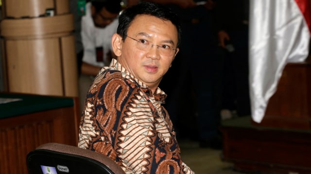Basuki Tjahaja Purnama saat menjalani sidang di Pengadilan Negeri Jakarta Utara (13/12/2016). (Foto: AFP/TATAN SYUFLANA)