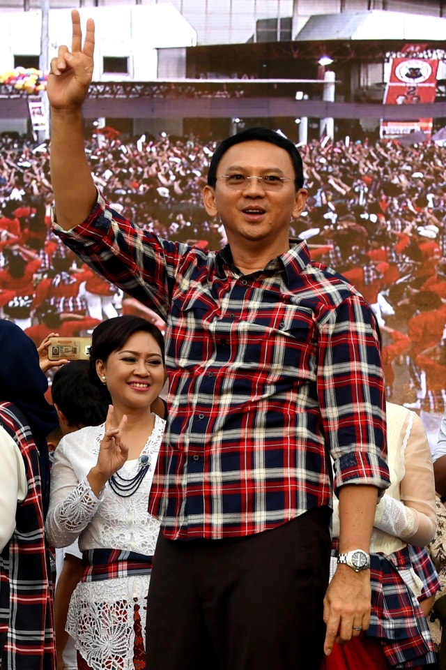 Basuki Tjahaja Purnama memberi isyarat kepada para pendukungnya saat kampanye sebelum pemilihan gubernur di Jakarta (11/2/2017). Foto: AFP/GOH CHAI HIN