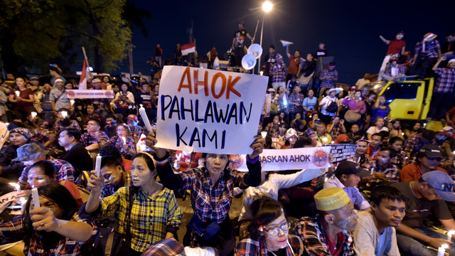 Pendukung Basuki Tjahaja Purnama mengadakan bakar lilin di luar LP Cipinang, Jakarta (9/5/2017). (Foto: AFP/ADEK BERRY)