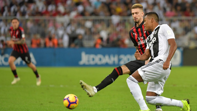 Alex Sandro (kanan) diadang Samuel Castillejo dalam laga Juventus vs AC Milan. (Foto: Giuseppe Cacace/AFP)