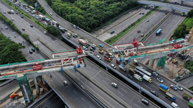 Foto udara pemasangan U Shaped Girder pada proyek pembangunan kereta api ringan (LRT) Jabodebek rute Cawang - Cibubur di simpang susun Pasar Rebo, Jakarta. Foto: ANTARA FOTO/Hafidz Mubarak A