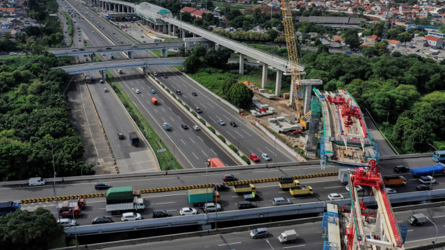 Foto udara pemasangan U Shaped Girder pada proyek pembangunan kereta api ringan (LRT) Jabodebek rute Cawang - Cibubur di simpang susun Pasar Rebo, Jakarta, Kamis (17/1/2019). Foto: ANTARA FOTO/Hafidz Mubarak A