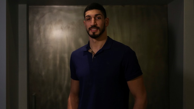 Enes Kanter di New York City. (Foto: Reuters/Gabriela Bhaksar)