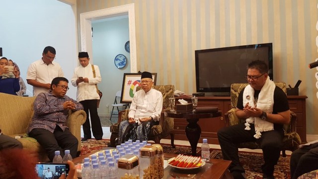 Ustaz Miqdar Zulfikar (kanan) saat menemui KH M'aruf Amin di rumah Situbondo.  (Foto: Efira Tamara/kumparan)