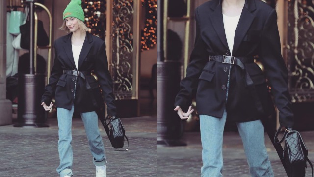 Hailey Biber tampil stylosh mengenakan belt dari KORST. (Foto: @haileystreetstyle/ Instagram)