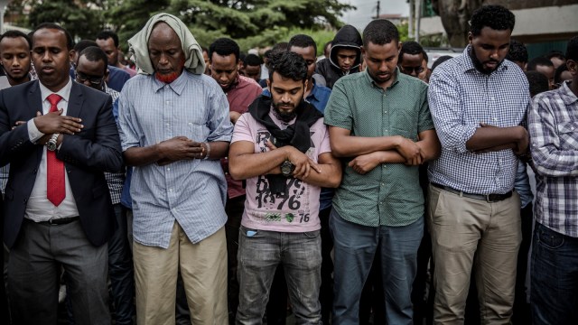 Sejumlah orang melaksanakan sholat jenazah korban ledakan bom dan baku tembak komplek perkantoran dan hotel di Nairobi, (16/1/19).   (Foto: AFP/Luis TATO)