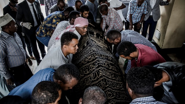 Sejumlah orang membawa keranda jenazah ke pemakaman korban ledakan bom dan baku tembak komplek perkantoran dan hotel di Nairobi, (16/1/19).  (Foto: AFP/Luis TATO)
