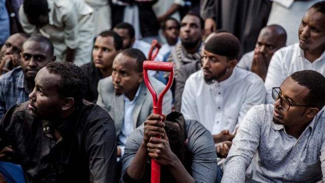 Sejumlah orang berdoa di pemakaman  korban ledakan bom dan baku tembak komplek perkantoran dan hotel di Nairobi,(16/1/19).  (Foto: AFP/Luis TATO)