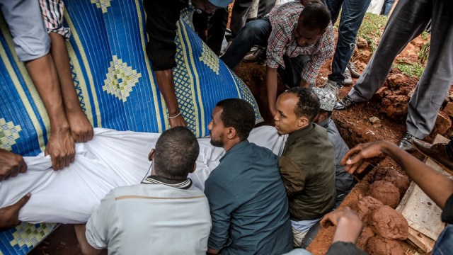 Sejumlah orang membawa jenazah korban ledakan bom dan baku tembak komplek perkantoran dan hotel di Nairobi, (16/1/19).  (Foto: AFP/Luis TATO)