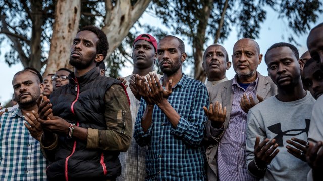 Sejumlah orang berdoa di pemakaman  korban ledakan bom dan baku tembak komplek perkantoran dan hotel di Nairobi, (16/1/19).  (Foto: AFP/Luis TATO)