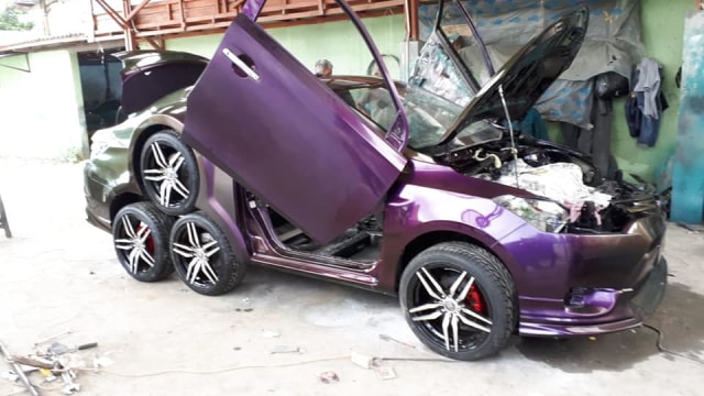 Modifikasi Vios-Limo beroda delapan karya Rony Gunawan pengusaha taksi asal Bandung. (Foto: Facebook / Cecep Boyke)