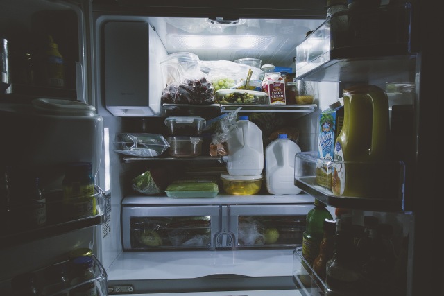 Ilustrasi menyimpan makanan sisa di kulkas. (Foto: Pixabay)