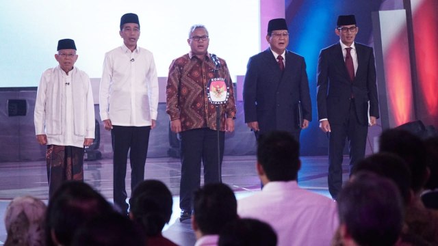 Capres-cawapres nomor urut 01 Jokowi-Maruf dan nomor urut 02 Prabowo-Sandi menyanyikan lagu kebangsaan Indonesia Raya pada debat pertama Pilpres 2019, di Hotel Bidakara, Jakarta, Kamis (17/1). (Foto: Jamal Ramadhan/kumparan)