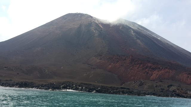 Penampakan Gunung Anak Krakatau 2017. (Foto: Danumurthi Mahendra via Flickr.)