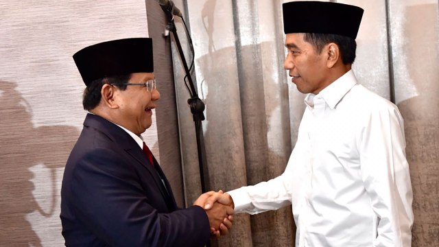 Capres nomor urut 01 Joko Widodo (kanan) bersalaman dengan capres no urut 02 Prabowo Subianto sebelum mengikuti Debat Pertama Capres & Cawapres 2019. (Foto: Setneg/Agus Suparto)